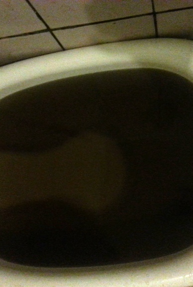 Eau noire du robinet de Bamenda